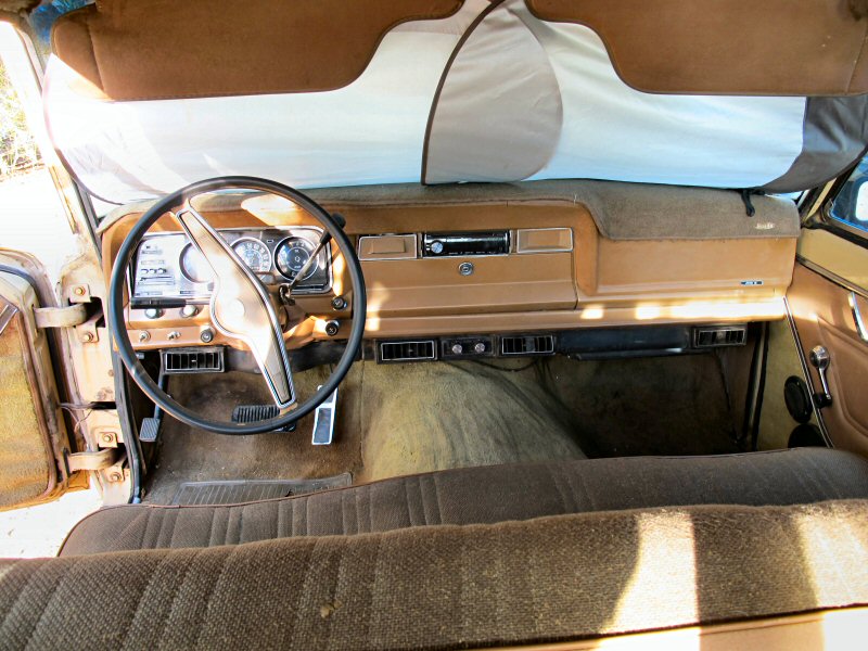 1977 Jeep Wagoneer dashboard