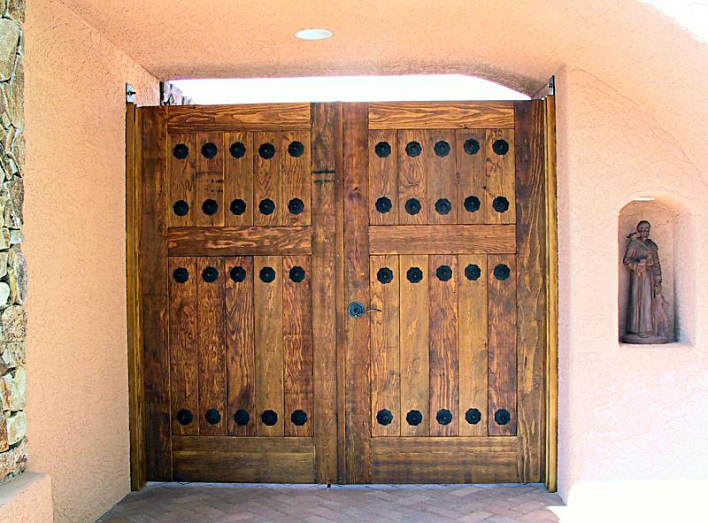 Rustic entry gates with rosettes