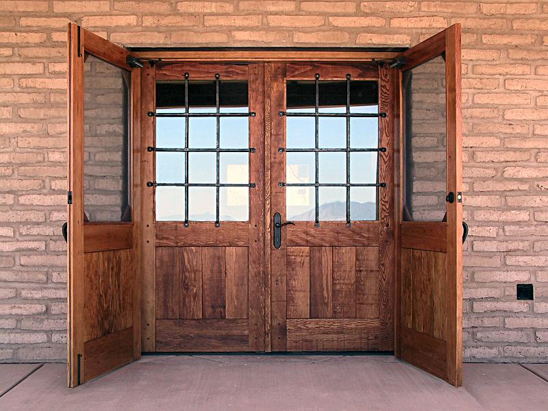 Rustic entry gates with rosettes